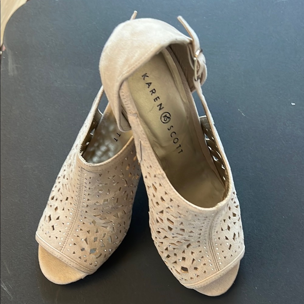 Karen Scott Cream Sandals with Intricate Perforations